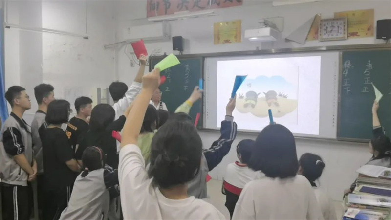 范县卓越中学高二三班开展“团结协作，趣味比拼”班级活动