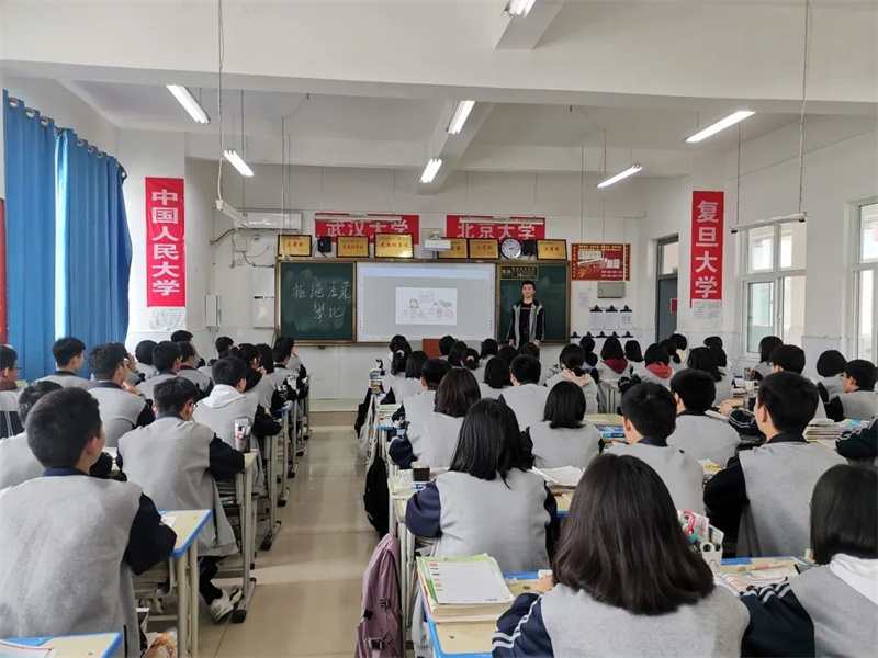 范县卓越中学高二十三班举办“拒绝攀比虚荣”主题教育活动