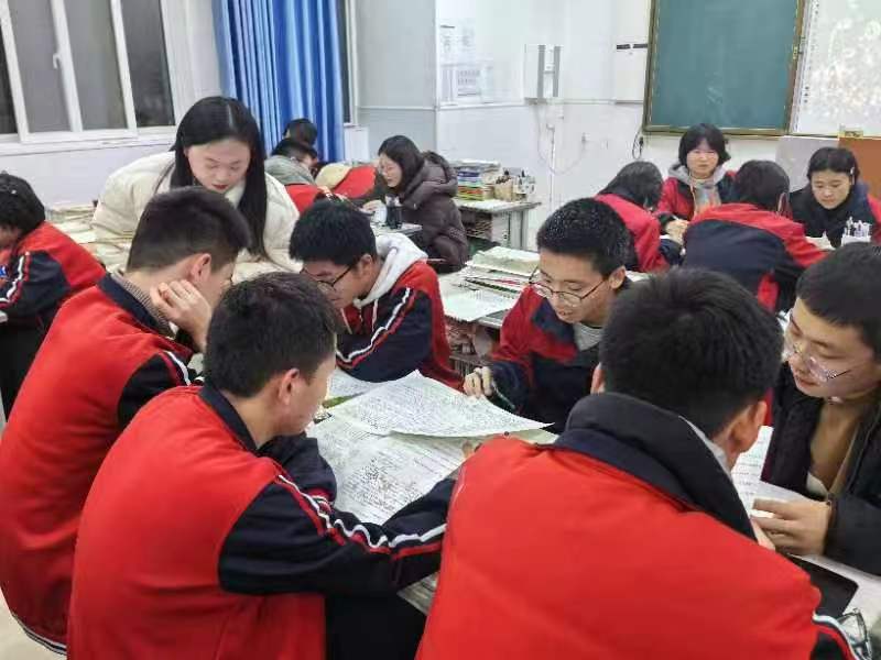 用知识的甘露浇灌学生这棵“智慧树”的典范——林文慧老师