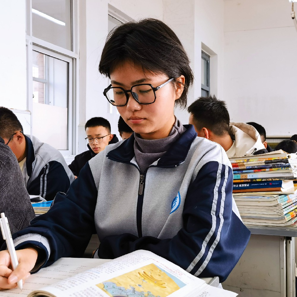 青春逢盛世   奋斗正当时      ——高一2班 刘冰艳