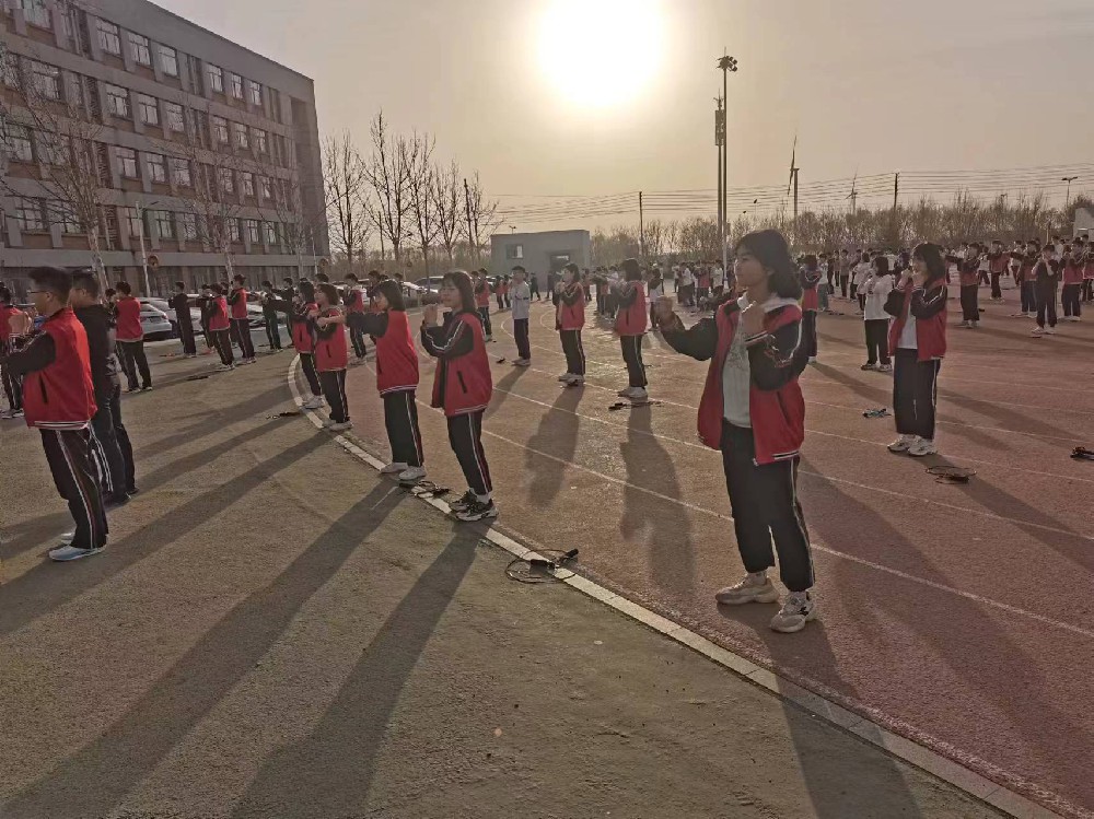 快乐运动磨练意志，人人参与尽显风采