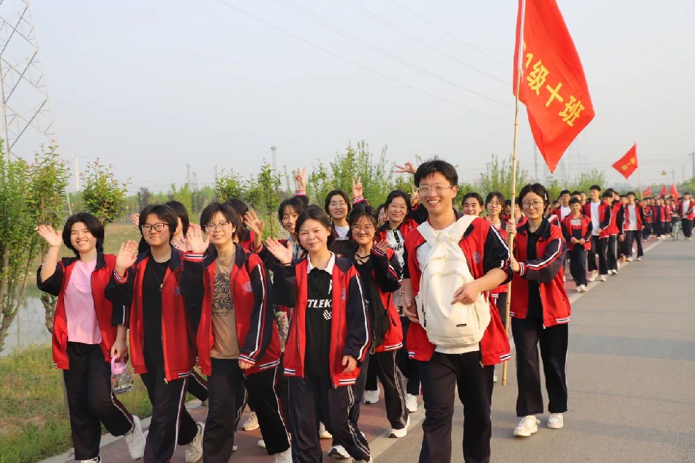 范县卓越中学举行高三学子远足活动