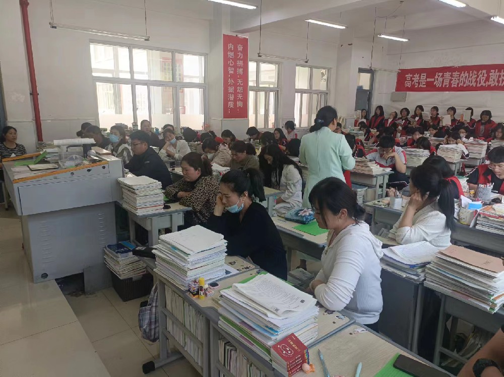 高三A部组织召开二模考试家长会