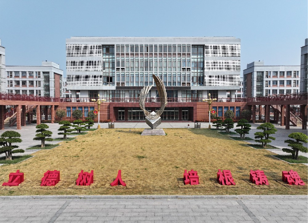 学子言：“给普通学生成绩翻身的好学校……”
