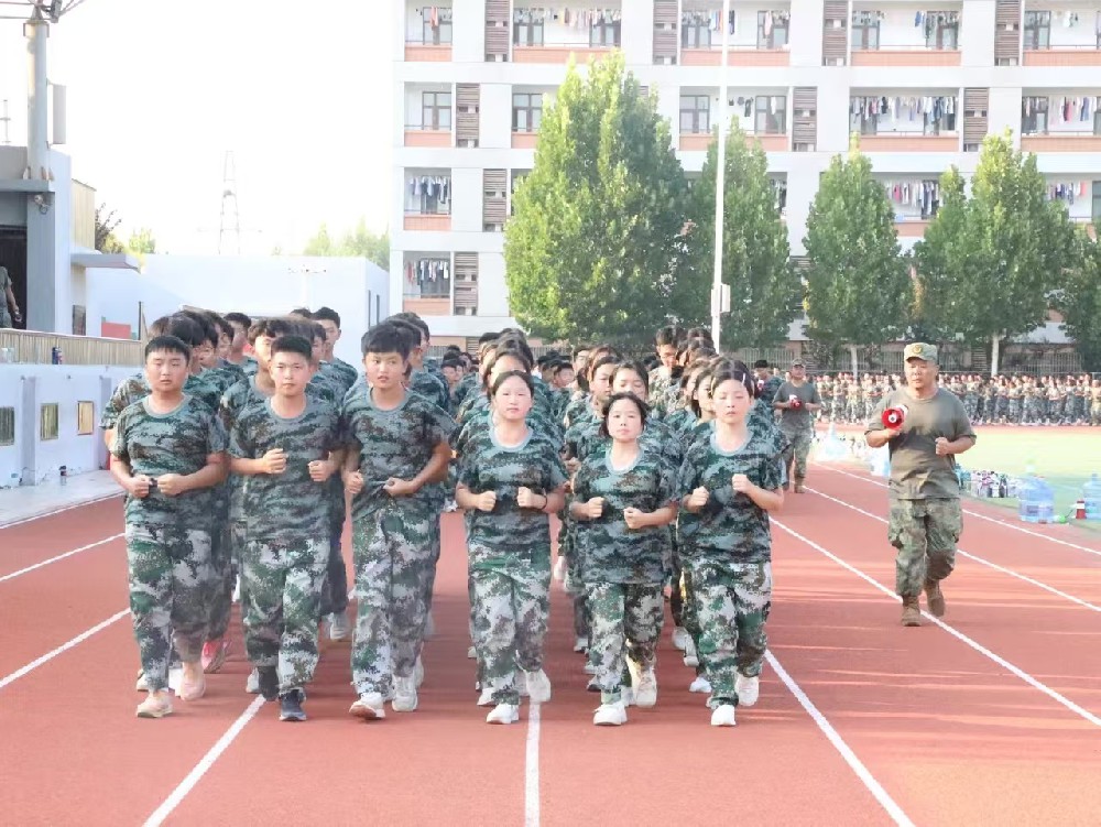 迷彩青春扬斗志，意气风发少年行