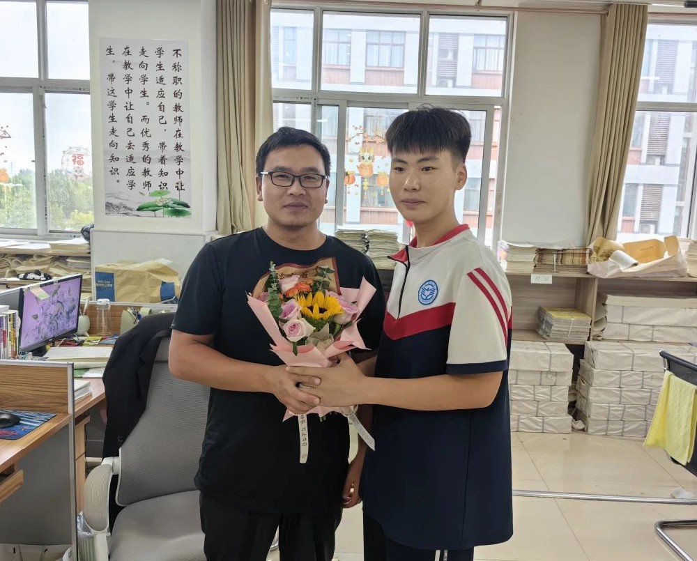 范县卓越中学各级部组织开展庆祝