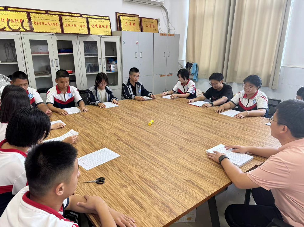 高二A部召开学生干部培训会