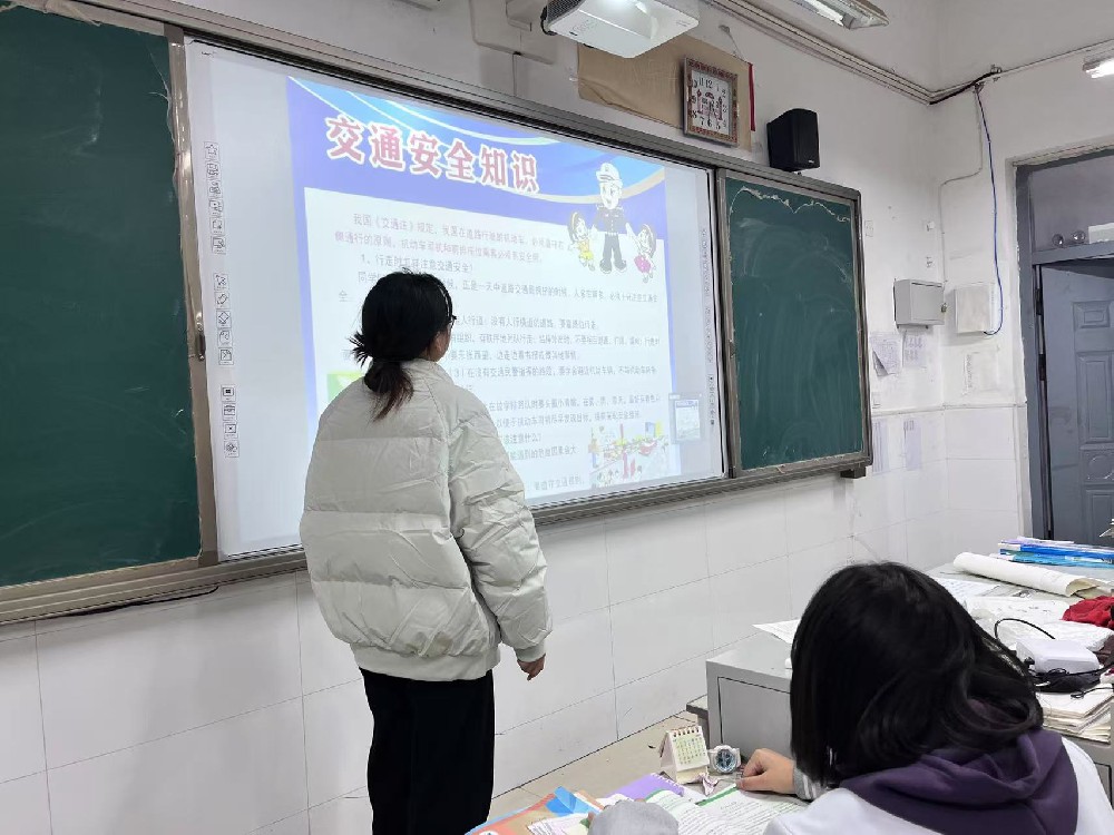 🚗💖【携手共建，安全出行】——初中B部各班级开展《交通安全宣传日》主题班会💖🚗
