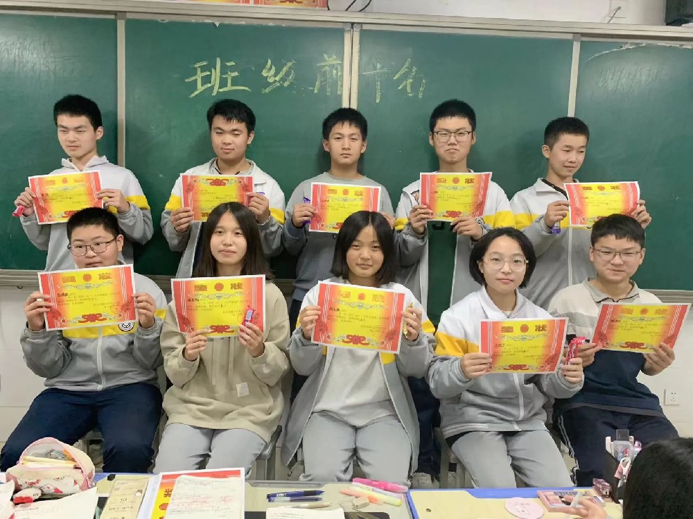 范县卓越中学各级部相继组织召开期中考试表彰会