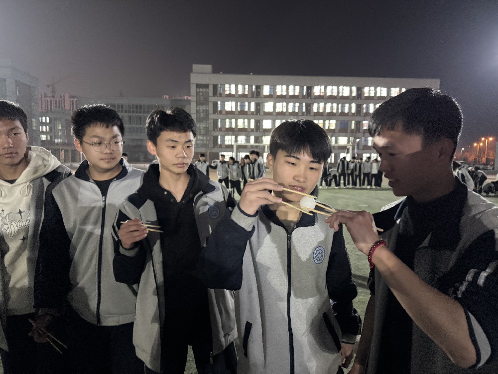 匠心筑梦青春 运动赋能成长——高二1班2班联合开展“两人三足”趣味活动