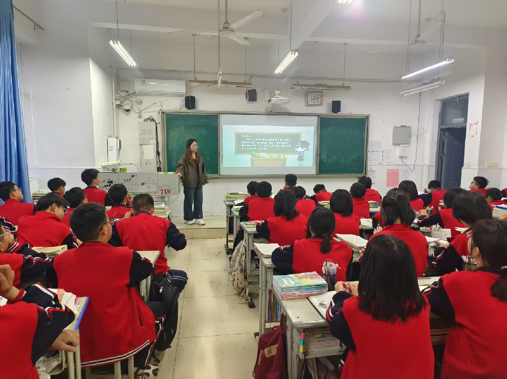 范县卓越中学初中B部：共筑安全防线，守护快乐成长——第30个“全国中小学生安全教育日”主题班会