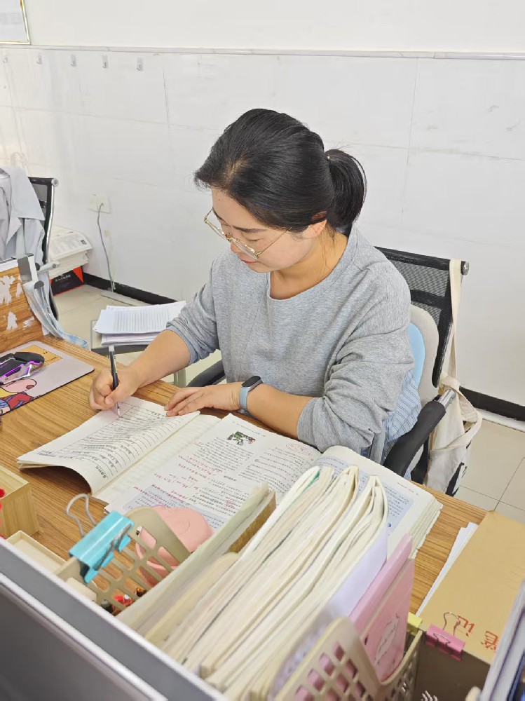 德能勤绩润桃李 三尺讲台守初心——一名生物教师的职业成长札记