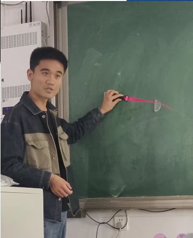 带学生触摸科学之美，他的物理课魅力无限