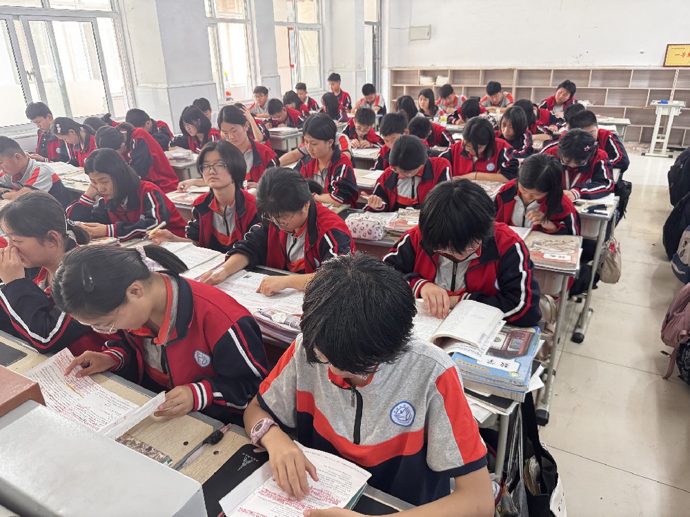 筑牢反诈防线，守护青春安全——防诈骗主题班会圆满举行