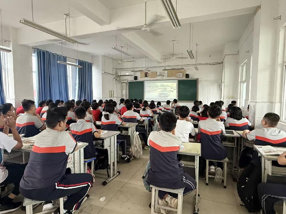 铭记历史荣光 共筑强国梦想——范县卓越中学初中B部组织全体师生观看抗战胜利80周年阅兵式