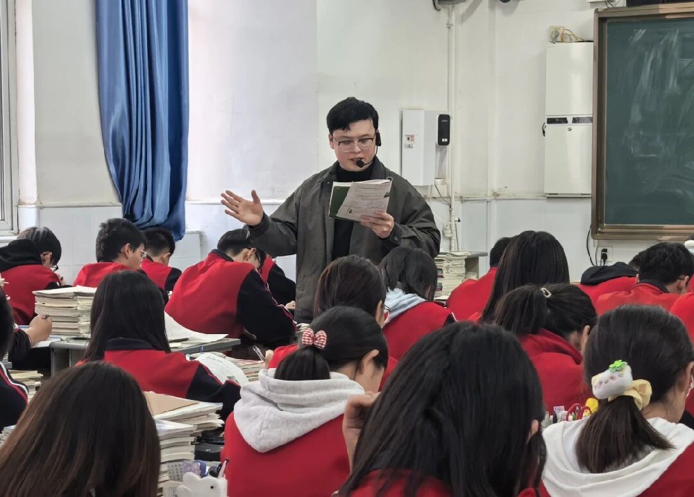 范县卓越中学教务处组织理化生组教师开展观摩听评课活动