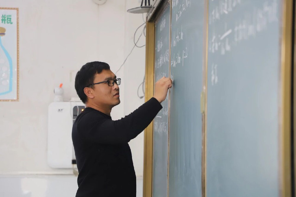 师泽如光 微以致远