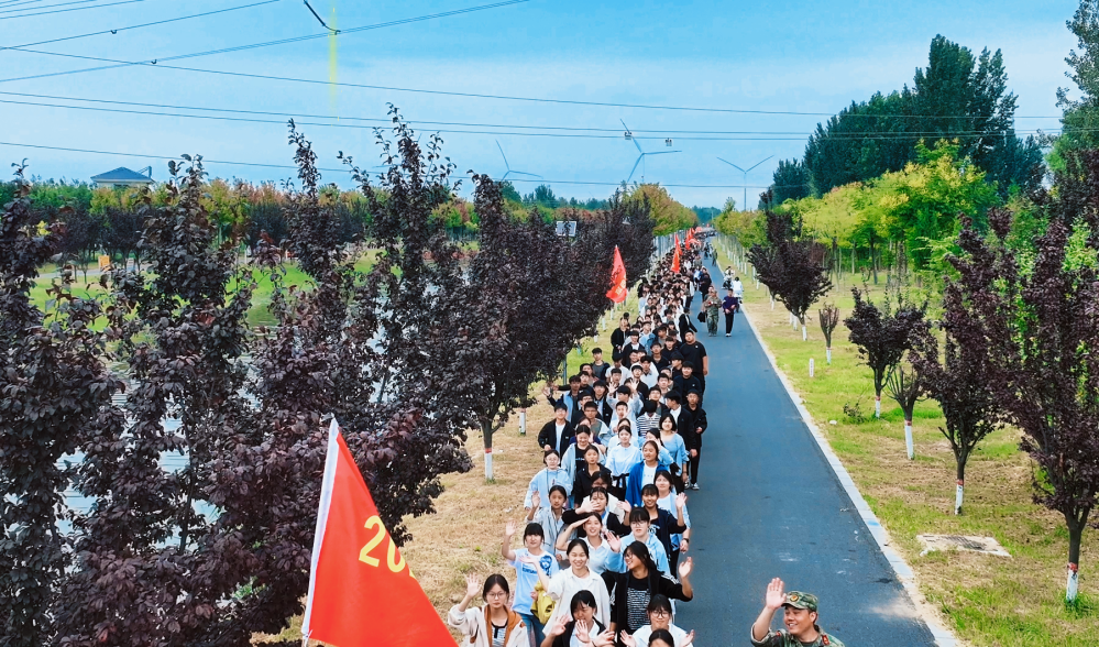 范县卓越中学2026级高一新生远足拉练